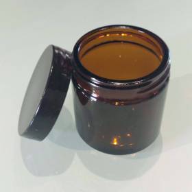 Pommadier pour crèmes et préparations de soins aux huiles essentielles